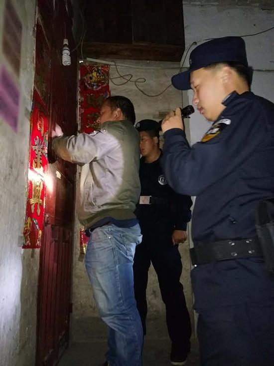 广安粗心妈妈误将幼女锁家中 民警全城寻开锁师傅开门
